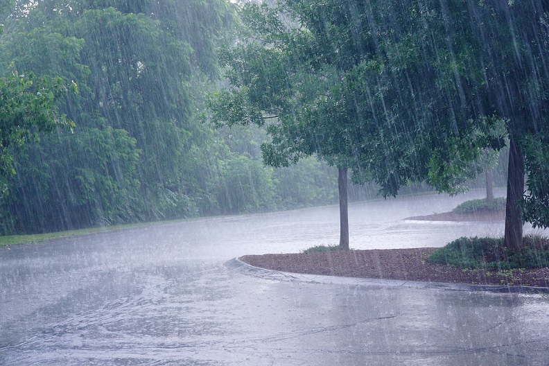Bei Regen hilft ein wasserfester Sonnenschirm Regenschauer wasserfester Sonnenschirm