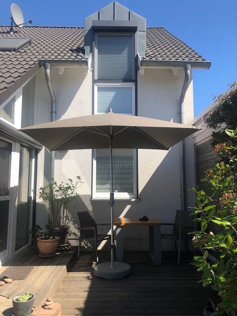 knickbarer Sonnenschirm mit Schrägstellung
