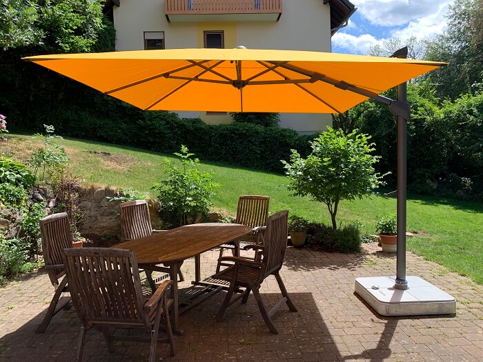 Der windstabile Ampelschirm Glatz Fortano.